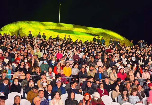 Tham dự buổi lễ kỷ niệm, hàng chục ngàn người dân, du khách tại TP Đà Lạt rất hào hứng đến rất sớm để chờ đợi theo dõi.