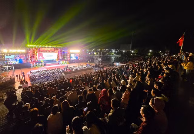 Từ trước giờ diễn ra buổi lễ, hàng chục ngàn người dân, du khách tại TP Đà Lạt đã tựu về quảng trường Lâm Viên tham dự.