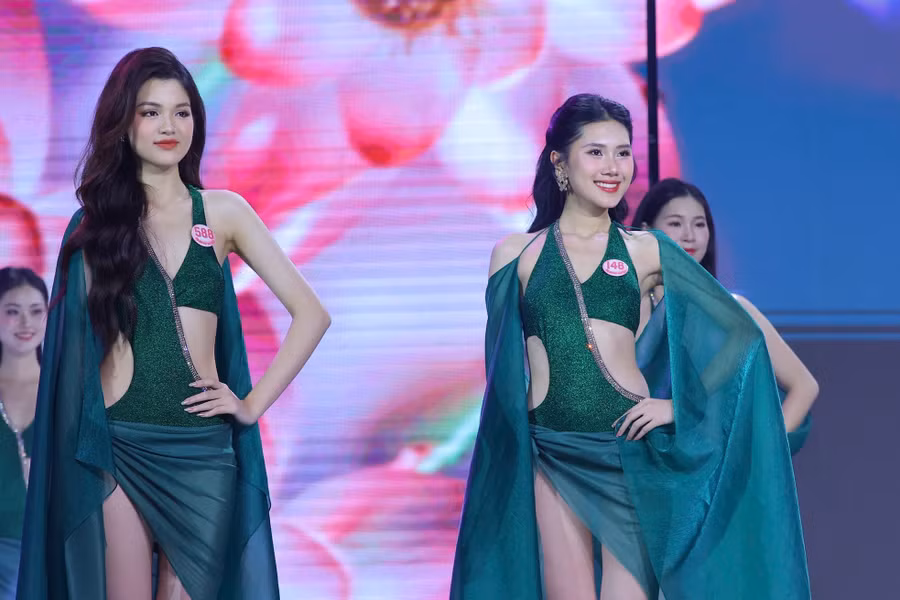 Thí sinh diện bikini có tông màu xanh ngọc làm chủ đạo. Phần tà dài giúp các cô gái thể hiện sự uyển chuyển khi bước đi trên sân khấu có đường catwalk dài.