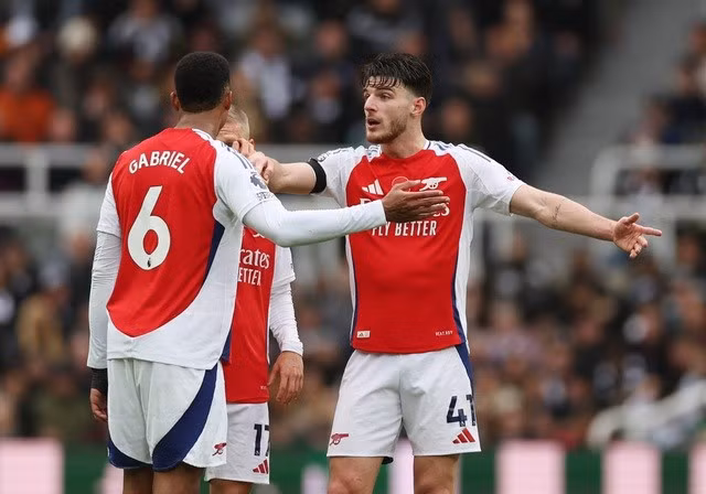 Declan Rice hai lần suýt lập công cho đội khách