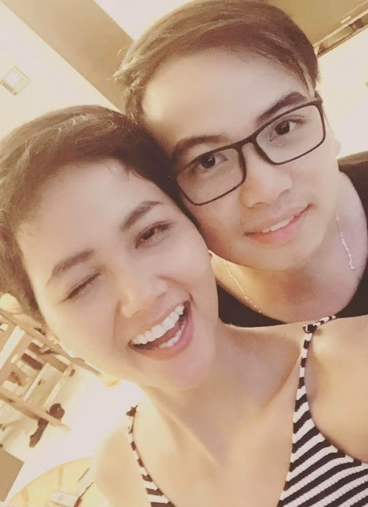 Nhiếp ảnh gia Tuấn Khôi chia sẻ những khoảnh khắc tình tứ, chưa từng được tiết lộ bên H'Hen Niê trong suốt 7 năm yêu nhau. Mối tình của cặp đôi bắt đầu từ giữa năm 2018, thời điểm nàng Hậu vừa đăng quang Hoa hậu Hoàn vũ Việt Nam và gây ấn tượng mạnh mẽ với mái tóc tém cá tính.