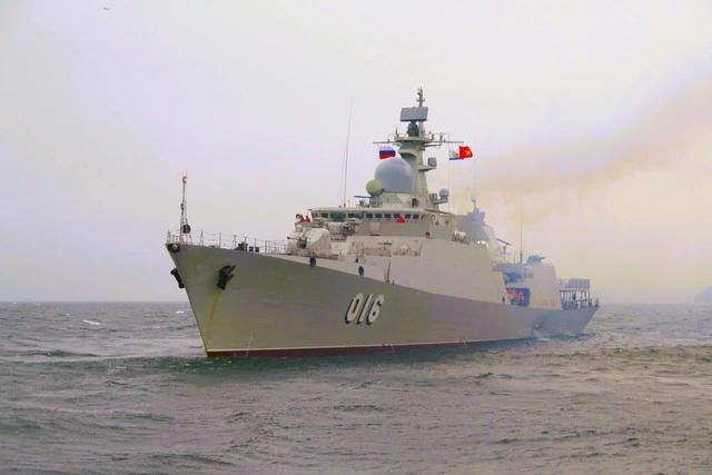 Tàu 016 - Quang Trung cơ động trên biển