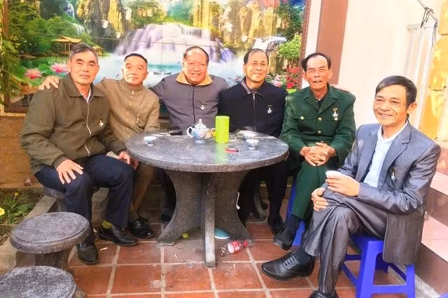 Cuộc hội ngộ đầu năm 2025 của 6 cán bộ, chiến sĩ đảo Phan Vinh đã trôi dạt trên biển Trường Sa (từ trái qua: Ngọ Văn Vượng, Nguyễn Bá Khôi, Vũ Văn Hà, Lê Văn Mồi, Lê Ngọc Củng, Nguyễn Quang Hợi). Người thứ 7 không có trong hình là chiến sĩ báo vụ Nguyễn Văn Vinh đã mất vì bệnh