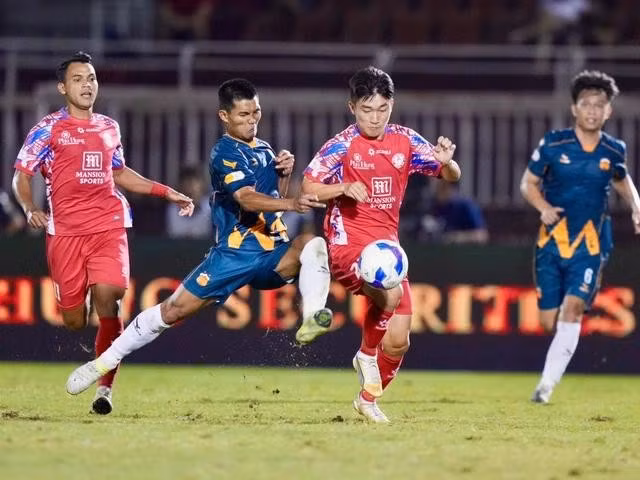 HAGL (áo xanh) có 27 điểm, ở rất gần ngưỡng an toàn