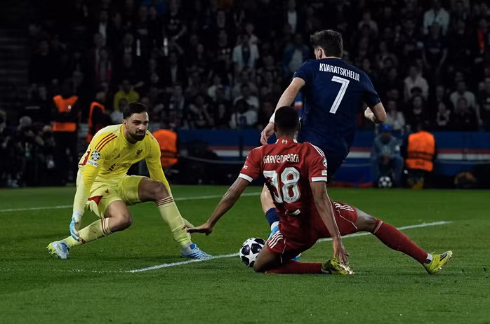 Khvicha Kvaratskhelia ghi bàn thứ nhì, nhấn chìm Liverpool tại Paris