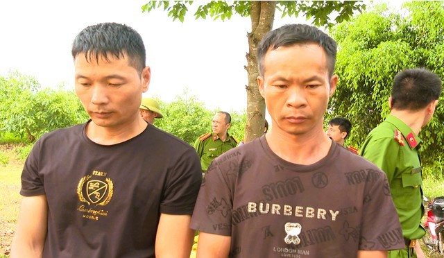 Hai người nước ngoài bị bắt để làm rõ hành vi xâm hại lăng mộ vua Lê Túc Tông. Ảnh: Công an Thanh Hóa Hai người nước ngoài bị bắt để làm rõ hành vi xâm hại lăng mộ vua Lê Túc Tông. Ảnh: Công an Thanh Hóa