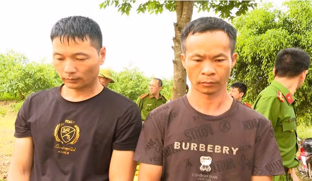 Hai người nước ngoài bị bắt để làm rõ hành vi xâm hại lăng mộ vua Lê Túc Tông. Ảnh: Công an Thanh Hóa
