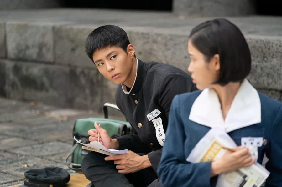 Vai nam chính của phim được giao cho Park Bo Gum. Nhân vật Yang Gwan Sik của anh &quot;đốn tim&quot; khán giả nữ bởi vẻ hiền lành, chân thành cùng tình yêu vô điều kiện dành cho Ae Sun. Tài tử sinh năm 1993 khắc họa Gwan Sik từ khi còn là chàng thiếu niên ngây ngô cho đến lúc trở thành người chồng, người cha đáng tin cậy, chống đỡ gia đình nhỏ của mình qua bao cơn khốn khó