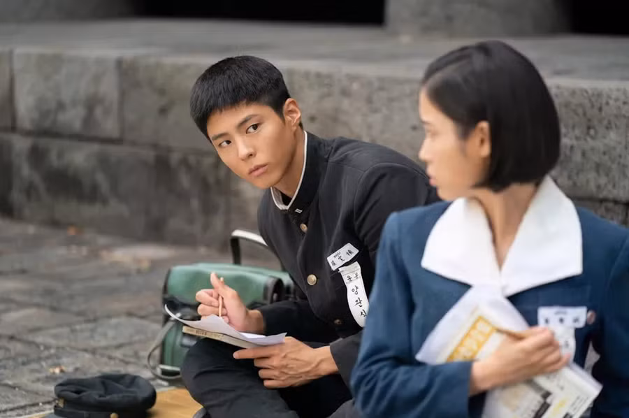 Vai nam chính của phim được giao cho Park Bo Gum. Nhân vật Yang Gwan Sik của anh "đốn tim" khán giả nữ bởi vẻ hiền lành, chân thành cùng tình yêu vô điều kiện dành cho Ae Sun. Tài tử sinh năm 1993 khắc họa Gwan Sik từ khi còn là chàng thiếu niên ngây ngô cho đến lúc trở thành người chồng, người cha đáng tin cậy, chống đỡ gia đình nhỏ của mình qua bao cơn khốn khó