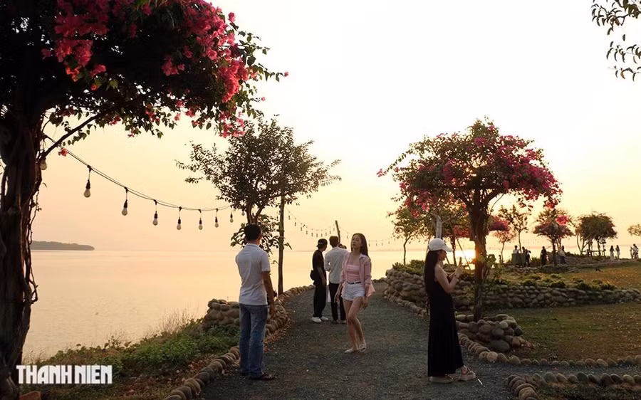 Nhiều người chờ giây phút hoàng hôn