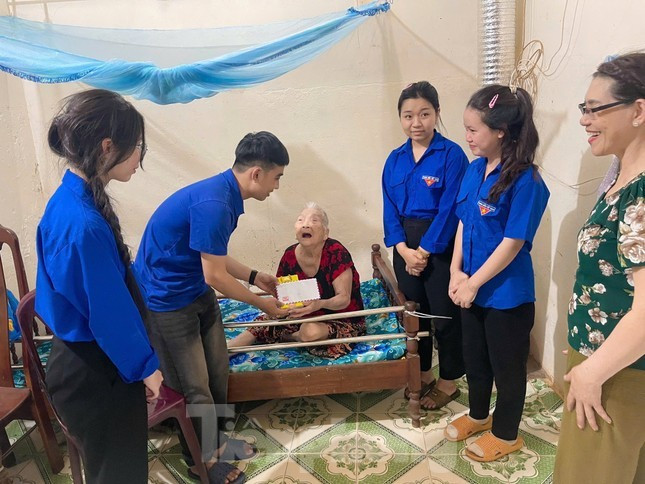 Các tổ chức đoàn thăm hỏi, tặng quà các Mẹ Việt Nam Anh hùng, gia đình liệt sĩ, gia đình có công với cách mạng; tổ chức “Bữa cơm tri ân”, chương trình “Một ngày cùng ăn, cùng ở, cùng chia sẻ” với Mẹ Việt Nam Anh hùng và gia đình liệt sĩ... Các tổ chức đoàn thăm hỏi, tặng quà các Mẹ Việt Nam Anh hùng, gia đình liệt sĩ, gia đình có công với cách mạng; tổ chức “Bữa cơm tri ân”, chương trình “Một ngày cùng ăn, cùng ở, cùng chia sẻ” với Mẹ Việt Nam Anh hùng và gia đình liệt sĩ...