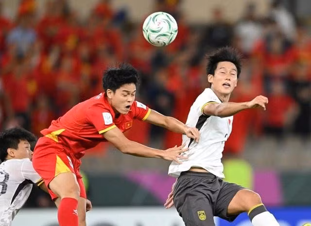 U.23 Việt Nam và U.23 Trung Quốc (phải) tỏ ra khá cân bằng về thành tích đối đầu