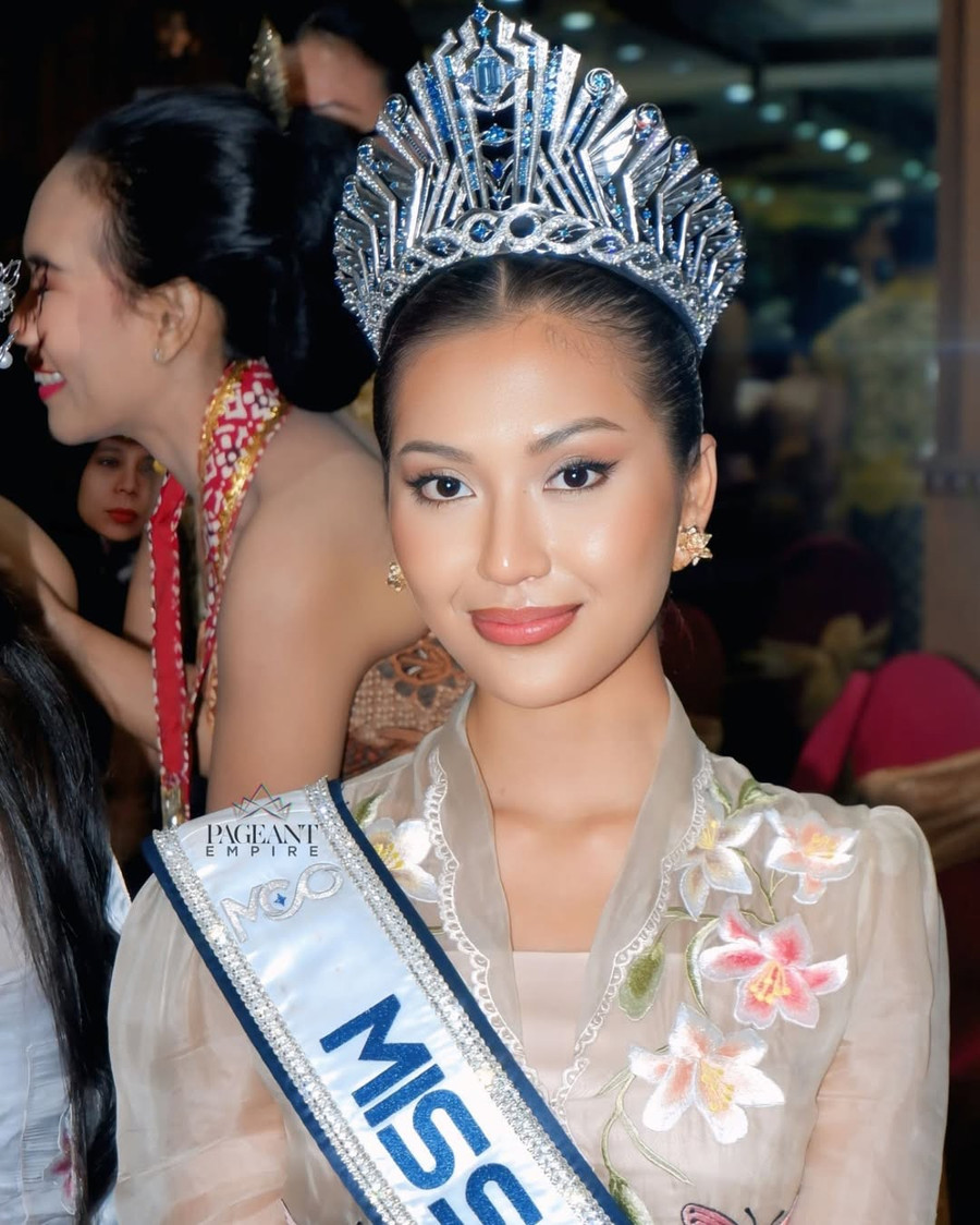 Đương kim Hoa hậu Siêu quốc gia Harashta Haifa Zahra, đương kim Miss Cosmo Ketut Permata Juliastrid và Miss Charm Rashmita Rasindran khoe sắc tại tiệc tối chào mừng của tổ chức Puteri Indonesia. Đương kim Hoa hậu Siêu quốc gia Harashta Haifa Zahra, đương kim Miss Cosmo Ketut Permata Juliastrid và Miss Charm Rashmita Rasindran khoe sắc tại tiệc tối chào mừng của tổ chức Puteri Indonesia.