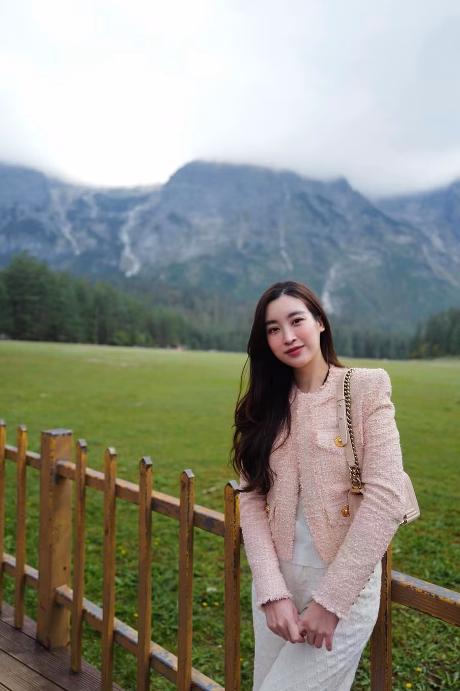 Trong sự nghiệp, Đỗ Mỹ Linh từng tham gia Cuộc đua kỳ thú. Dù vấp phải những ý kiến trái chiều song không thể phủ nhận nỗ lực thay đổi của nàng hậu khi làm nghệ thuật. Tuy bận rộn song Đỗ Mỹ Linh vẫn duy trì việc học, tốt nghiệp ngành Quản trị kinh doanh quốc tế của Trường đại học Ngoại thương. Ảnh: FBNV