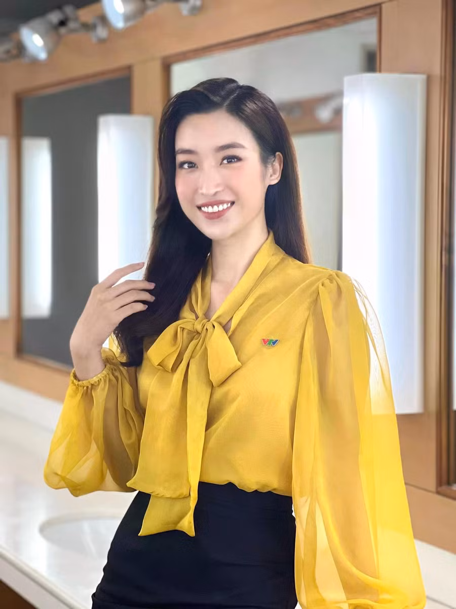 Ngoài nhan sắc xinh đẹp, Đỗ Mỹ Linh còn có khả năng ăn nói lưu loát. Nhờ vậy, cô được giao vai trò MC chương trình Ký ức thể thao của Đài truyền hình Việt Nam. Hoa hậu Việt Nam 2016 nói bản thân yêu thích và thấy đây là công việc phù hợp với mình. Cô cũng từng khẳng định sẽ gắn bó với vai trò MC lâu dài chứ không chỉ để làm hình ảnh. Ảnh: FBNV