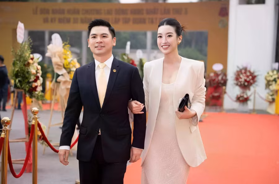 Vì khá kín tiếng trong chuyện tình cảm nên thông tin Đỗ Mỹ Linh kết hôn với doanh nhân Đỗ Vinh Quang - Chủ tịch Câu lạc bộ bóng đá Hà Nội từng khiến nhiều người bất ngờ. Sau khi lập gia đình, nàng hậu chọn cuộc sống bình yên, thỉnh thoảng góp mặt trong các sự kiện giải trí để ủng hộ đồng nghiệp. Ảnh: FBNV