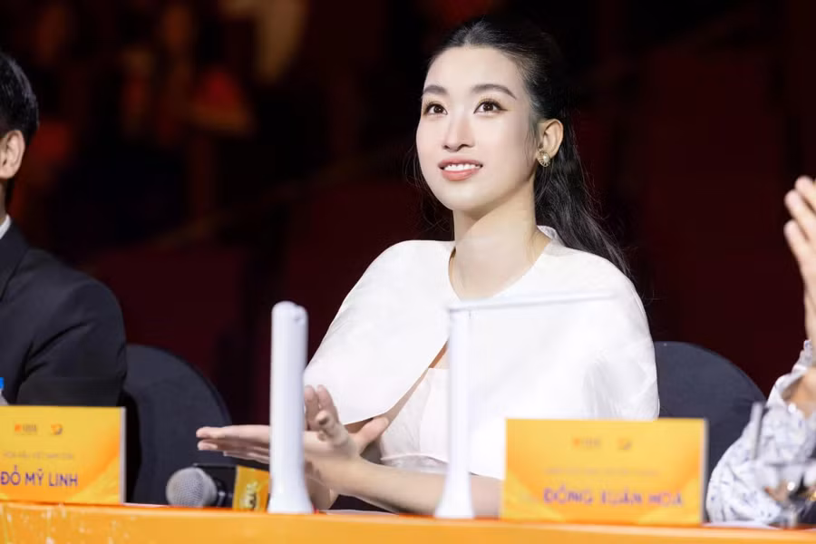 Đỗ Mỹ Linh sinh năm 1996, đăng quang Hoa hậu Việt Nam khi chỉ mới 20 tuổi. Gây ấn tượng bởi nhan sắc ngọt ngào cùng nền tảng học vấn tốt, người đẹp Hà Nội ghi tên mình vào top 40 Hoa hậu Thế giới 2017, đồng thời chiến thắng giải thưởng Hoa hậu nhân ái. Ảnh: FBNV