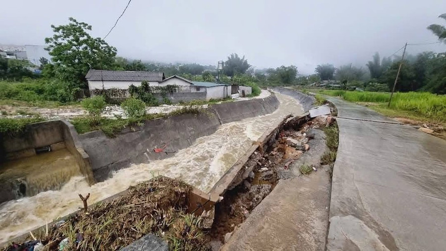 Đường sá bị hư hỏng do trận mưa từ đêm 14 đến ngày 15-5 ở tỉnh Lai Châu. Ảnh: CTV Đường sá bị hư hỏng do trận mưa từ đêm 14 đến ngày 15-5 ở tỉnh Lai Châu. Ảnh: CTV