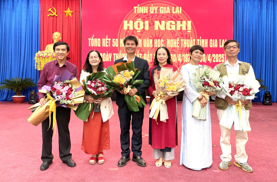 Từ trái sang: 3 gia đình nghệ sĩ Trần Phong-Hồ Thị Xuân Thu, Đặng Công Hưng-Chu Thị Thúy Hà, Hà Quang Minh-Vằn Kắm Làn tại hội nghị tổng kết 50 năm văn học nghệ thuật tỉnh Gia Lai sau ngày thống nhất đất nước. Ảnh: P.D tu-trai-sang-3-gia-dinh-nghe-si-tran-phong-xuan-thu-cong-hung-thuy-ha-quang-minh-van-kam-lan-tai-hoi-nghi-tong-ket-50-nam-van-hoc-nghe-thuat-tinh-gia-lai-sau-ngay-thong-nhat-dat-nuoc.jpg