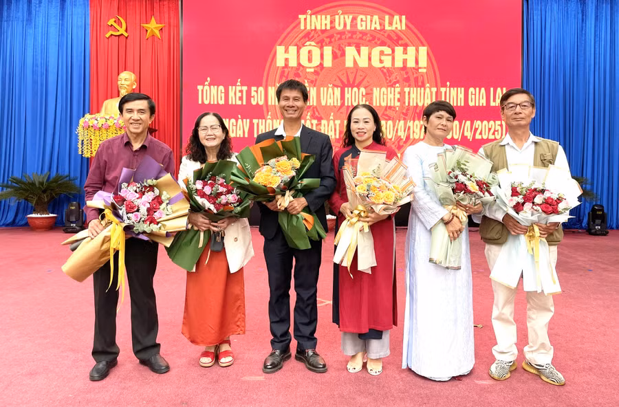 tu-trai-sang-3-gia-dinh-nghe-si-tran-phong-xuan-thu-cong-hung-thuy-ha-quang-minh-van-kam-lan-tai-hoi-nghi-tong-ket-50-nam-van-hoc-nghe-thuat-tinh-gia-lai-sau-ngay-thong-nhat-dat-nuoc.jpg
