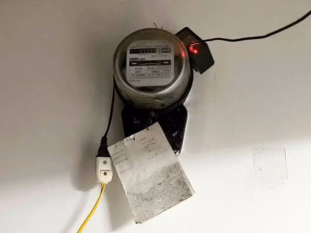 Nhiều khu trọ ở TP.HCM thu phí điện, nước vượt trần khiến người thuê thêm khó khăn