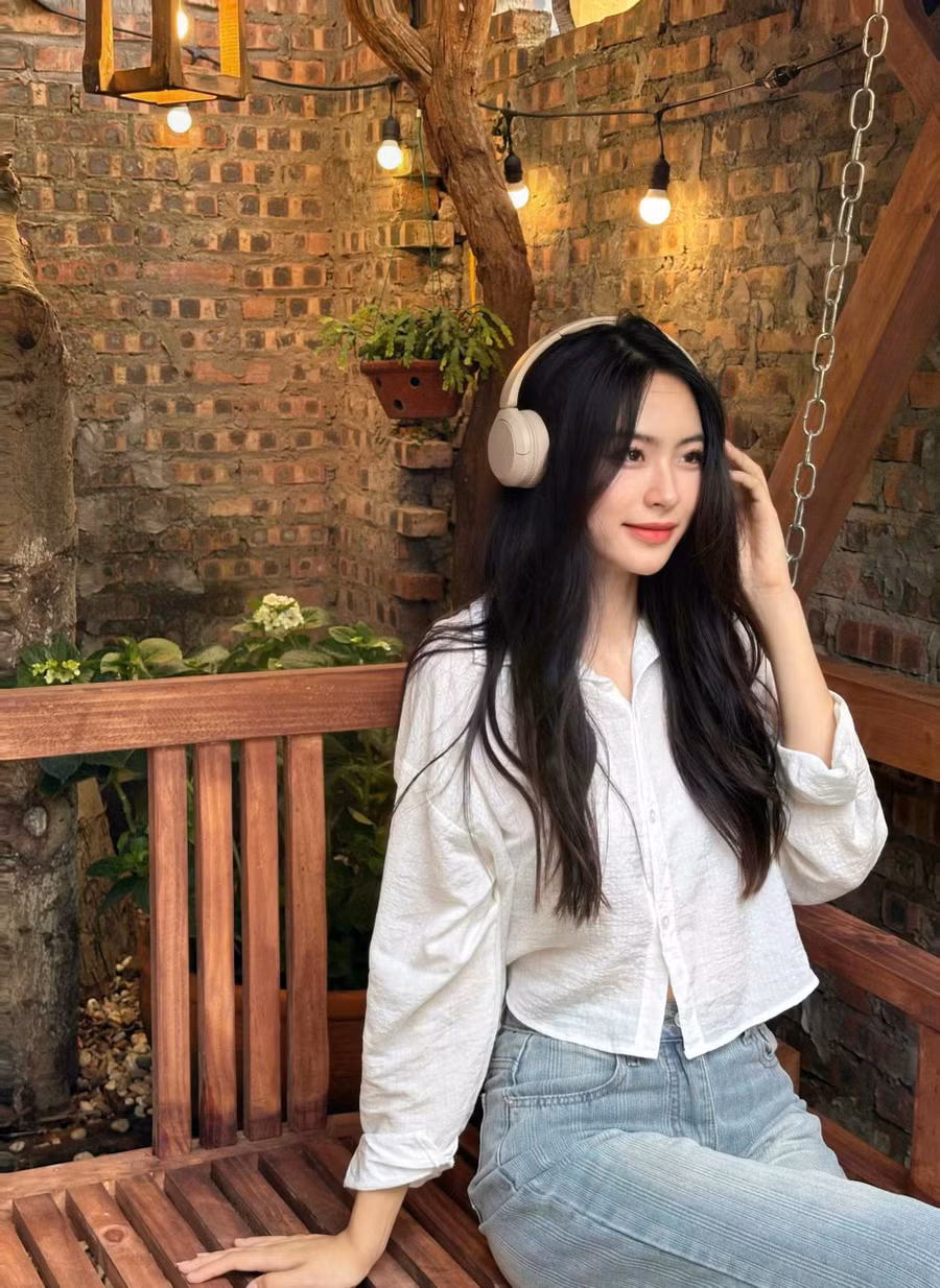 Trong dàn thí sinh vào chung khảo Hoa hậu Việt Nam 2024, Nguyễn Thị Vân Nhi sinh năm 2005, đến từ Hải Phòng là gương mặt gây được chú ý. Tại vòng sơ khảo, cô thu hút sự quan tâm của dân mạng bởi nhan sắc xinh đẹp, chiều cao nổi bật. Trên các diễn đàn sắc đẹp, nhiều khán giả nhận xét nhan sắc của Vân Nhi có nhiều nét giống Hoa hậu Lương Thùy Linh. Người đẹp hiện là sinh viên Trường đại học Phenikaa. Ngoài đời, cô gái 20 tuổi có phong cách thời trang trẻ trung, năng động