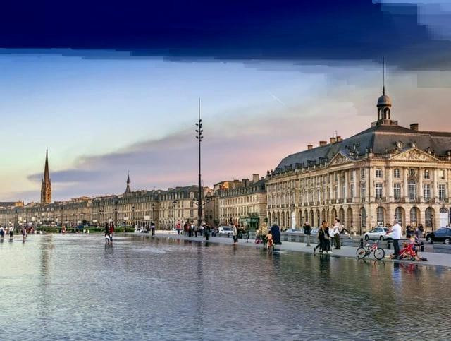 Bordeaux có những nhà máy rượu vang tốt nhất thế giới ngay trước cửa, nhưng ít ai biết rằng nơi này gần các thị trấn bãi biển cổ kính như Cap Ferret và Vịnh Arcachon