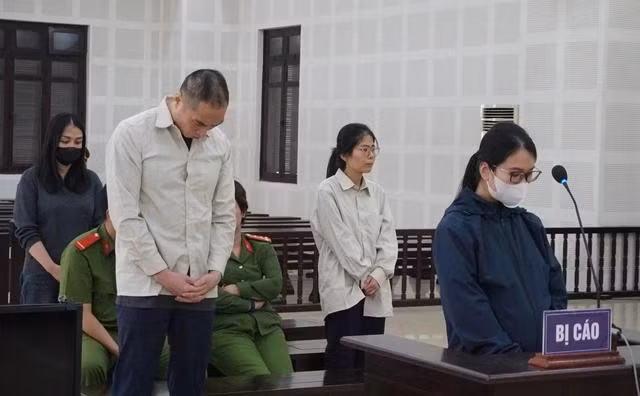 Bị cáo cầm đầu Lin Chao Yang (đứng, bên trái) và các nữ bị cáo, là nhân viên