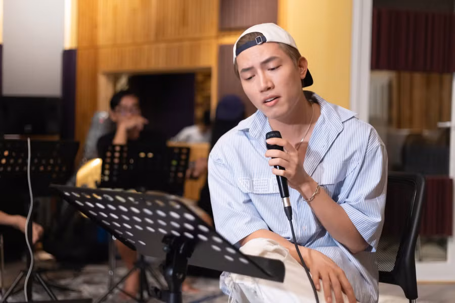 Tại buổi tập luyện, Anh Tú cho biết anh được nhạc sĩ Đức Trí cho phép nam ca sĩ sửa lời bài hát nổi tiếng.