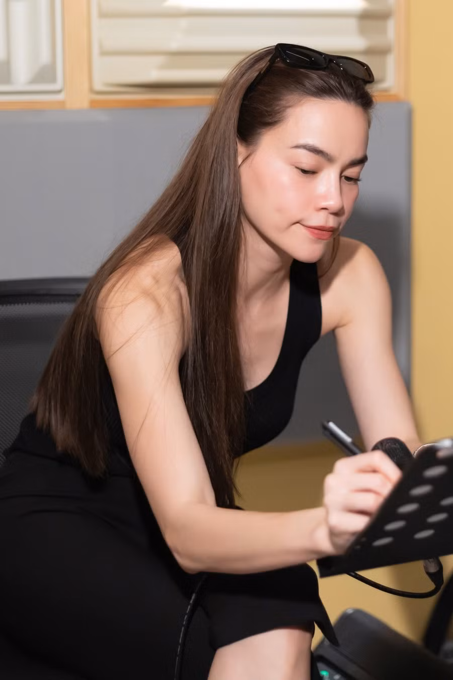 Hồ Ngọc Hà ghi lại góp ý của Đức Trí trong buổi tập luyện cùng nam nhạc sĩ.