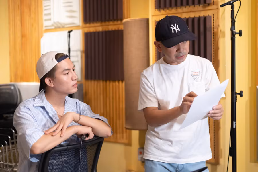 Voi Bản Đôn Anh Tú được nhạc sĩ Đức Trí hướng dẫn xử lý ca khúc trong buổi tập luyện tại phòng thu.