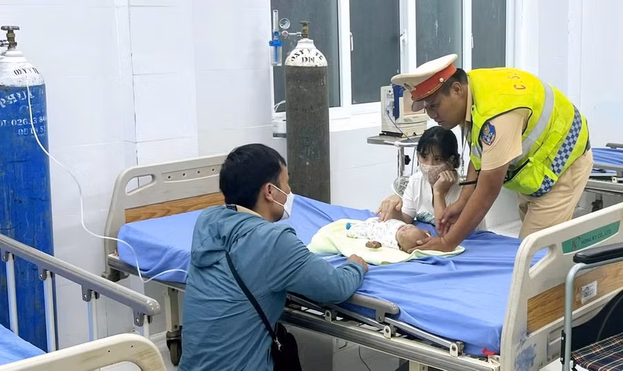 Lực lượng CSGT Đắk Nông hỗ trợ cấp cứu kịp thời cháu bé 4 tháng tuổi