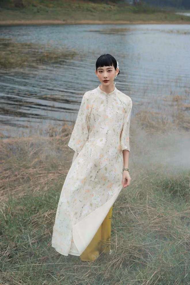 Phom áo rộng rãi và thoáng mát xua tan nỗi lo của quý cô về cân nặng, chiều cao hay bất kỳ nhược điểm cơ thể nào khác. Hãy cứ tự tin và tự hào khi diện áo dài cách tân đi chơi lễ tháng 4