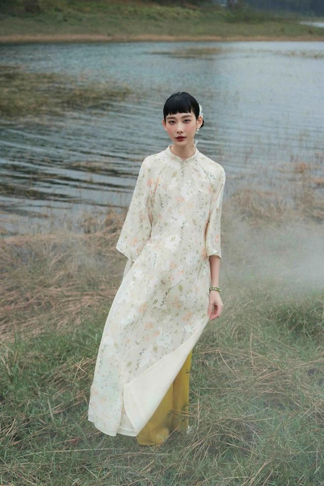 Phom áo rộng rãi và thoáng mát xua tan nỗi lo của quý cô về cân nặng, chiều cao hay bất kỳ nhược điểm cơ thể nào khác. Hãy cứ tự tin và tự hào khi diện áo dài cách tân đi chơi lễ tháng 4