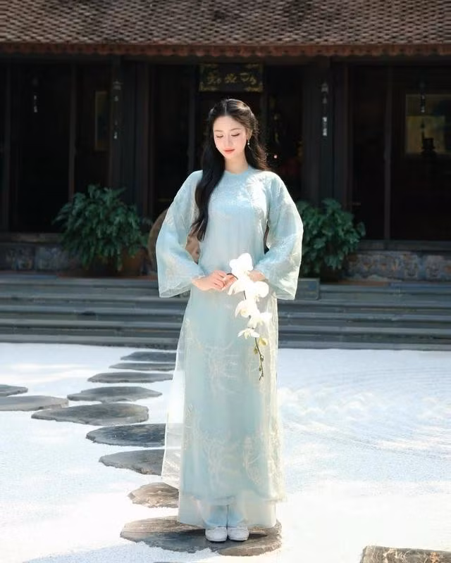 Gam màu xanh mint, xanh biển hay xanh bơ mang đến cảm giác mát dịu dễ chịu trong những ngày nắng oi ả. Quý cô có thể thêm lựa chọn từ kiểu áo dài có vạt dài, tay dài loe nhẹ phối quần lụa cùng tông