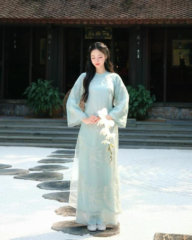 Gam màu xanh mint, xanh biển hay xanh bơ mang đến cảm giác mát dịu dễ chịu trong những ngày nắng oi ả. Quý cô có thể thêm lựa chọn từ kiểu áo dài có vạt dài, tay dài loe nhẹ phối quần lụa cùng tông