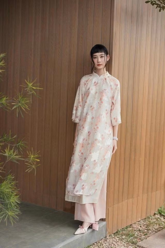 Với chất liệu vải tơ hoa mềm mát, áo dài được may hai lớp tạo nên cấu trúc 4 tà xếp layer vừa đủ thoải mái, thoáng mát vừa cực kỳ xinh yêu, cuốn hút