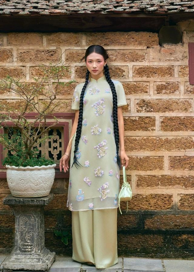 Trẻ trung và năng động với áo dài tay ngắn thoáng nhẹ, lạ mắt. Nàng có thể chọn kiểu tóc tết hai bên, tóc uốn cúp khi chụp ảnh với áo dài và đừng quên những món phụ kiện đặc trưng khi diện áo dài như các mẫu túi vải/túi cói, hoa cài tóc hoặc hoa ôm trên tay...