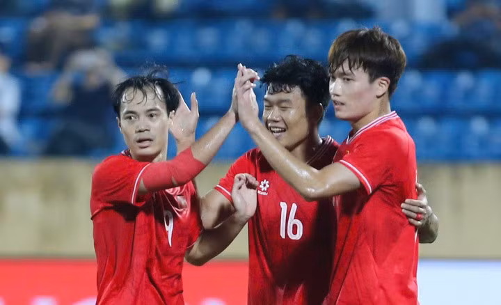 Đội tuyển Việt Nam gặp nhiều khó khăn.