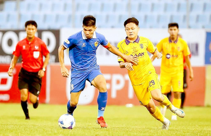 Trận đấu giữa Quảng Nam (trái) và SLNA ở V-League 2024-2025. Ảnh: P.MINH Trận đấu giữa Quảng Nam (trái) và SLNA ở V-League 2024-2025. Ảnh: P.MINH