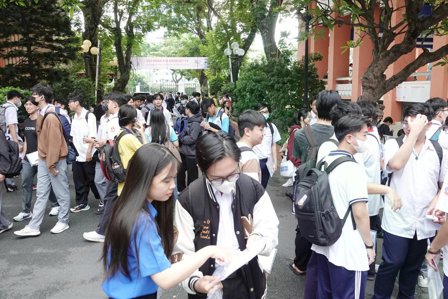 Thí sinh tại điểm thi Trường ĐH Khoa học tự nhiên TP.HCM được hướng dẫn vào phòng thi Thí sinh tại điểm thi Trường ĐH Khoa học tự nhiên TP.HCM được hướng dẫn vào phòng thi