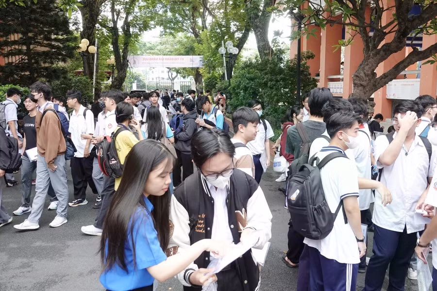 Thí sinh tại điểm thi Trường ĐH Khoa học tự nhiên TP.HCM được hướng dẫn vào phòng thi