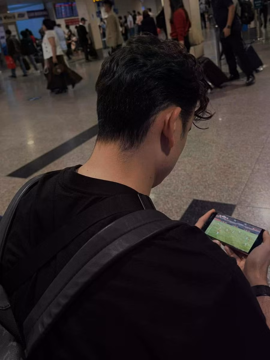 Đặng Văn Lâm theo dõi đội tuyển Việt Nam thi đấu trận ra quân AFF Cup 2024 gặp Lào