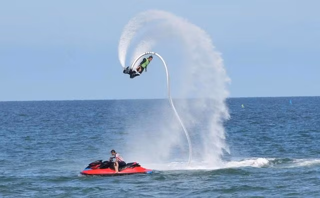 Biểu diễn flyboard