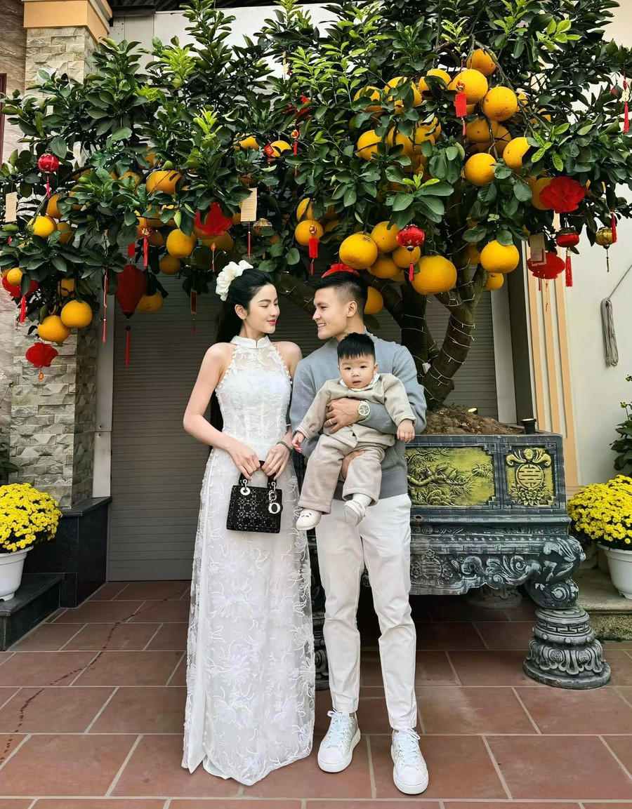 Quang Hải thể hiện sự yêu chiều, không ngại chia sẻ những khoảnh khắc ngọt ngào bên Chu Thanh Huyền và dành cho cô những lời &quot;có cánh&quot;. Điển hình là vào dịp kỷ niệm một năm ngày cưới, nam cầu thủ đăng tải loạt ảnh tình cảm của cả hai, kèm theo lời nhắn nhủ: &quot;Chúc mừng kỷ niệm một năm ngày cưới của chúng ta. Anh yêu em&quot;