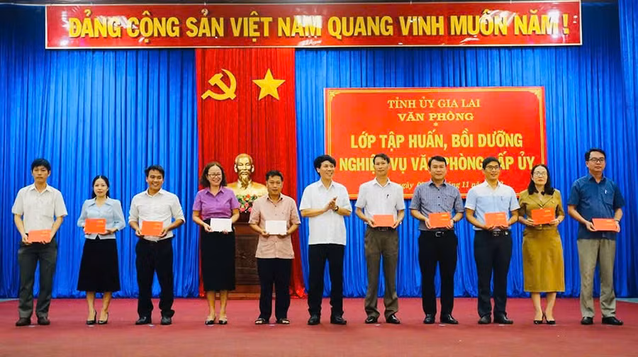 van-phong-tinh-uy-thuong-xuyen-to-chuc-cac-lop-tap-huan-boi-duong-nghiep-vu-van-phong-cap-uy-de-nang-cao-trinh-do-chuyen-mon-nghiep-vu-anh-dv-8712.jpg