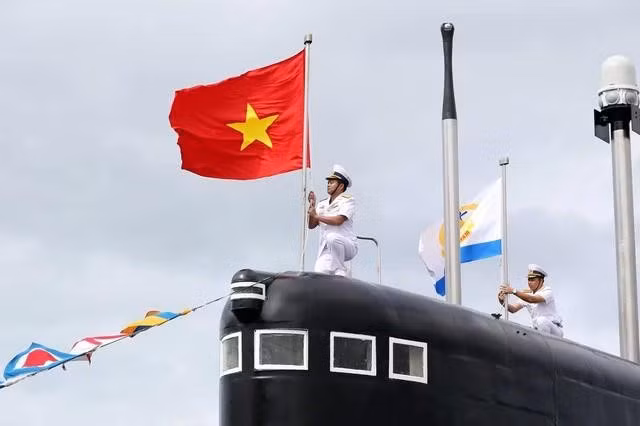 Treo cờ Tổ quốc và cờ hải quân trên tàu ngầm
