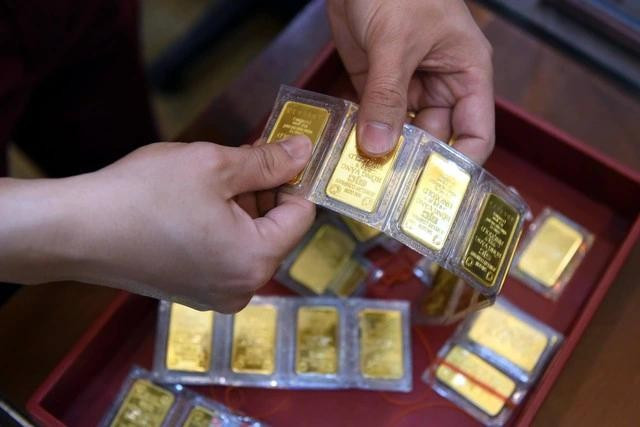 Giá vàng miếng SJC cao hơn thế giới lên 18 triệu đồng/lượng Giá vàng miếng SJC cao hơn thế giới lên 18 triệu đồng/lượng