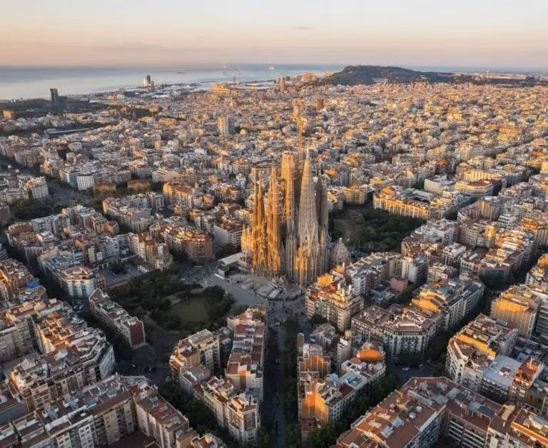 Đứng ở vị trí thứ tám là thủ đô quyến rũ của xứ Catalan, Barcelona. Thành phố này thực tế có tất cả: thời tiết gần như hoàn hảo, kiến trúc tuyệt vời và những bãi biển cát vàng ngay trong thành phố