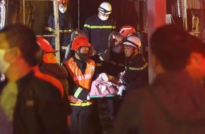 Lực lượng chức năng đưa các thi thể ra khỏi hiện trường